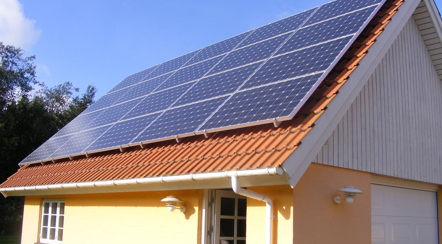 Billedet viser et solcelleanlg p et hus.